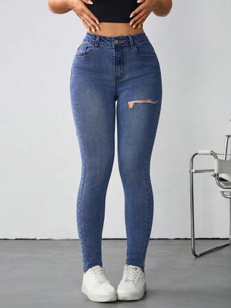 Eleganta och avslappnade damjeans med smal passform och rivna detaljer, rå fåll och fickor, medeltöjbar för vardagsbruk