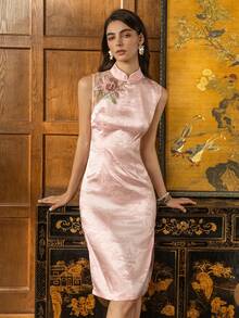 Faeriesty Áo sườn xám kiểu Trung Quốc cao cấp dành cho nữ: Cổ tàu, không tay, họa tiết hoa bất đối xứng trên vai, xẻ tà cao - Hoàn hảo cho các buổi dạ tiệc trang trọng, đám cưới, sự kiện thắt cà vạt đen, tiệc chiêu đãi doanh nghiệp, tiệc tối mùa hè. - Màu Hồng baby - Xem 4