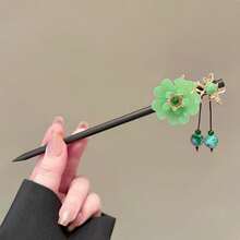 新款中国风复古花卉发簪，高端简约现代木质发饰，适用于汉服和旗袍，搭配珍珠、玻璃、流苏装饰，色彩丰富（绿色、白色、红色等），风格精致优雅，质地光滑细腻；花卉和流苏装饰采用合金电镀和3D浮雕工艺，既保留了传统韵味，又融入了现代美学，是女士头饰和发饰的理想之选。 - 多色A - 查看 9