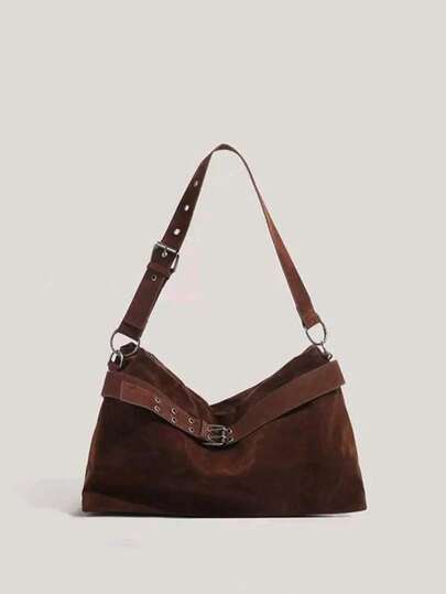 حقيبة كتف من الجلد المدبوغ بطراز كلاسيكي، بتصميم معدني للحلقات، إحساس راقي وفريد، مغلقة بإبزيم، مناسبة للاستخدام اليومي والتنقل بأناقة، حزام جلدي مريح، سعة كبيرة، مناسبة للخريف والشتاء