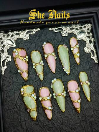 Söt barock nagelkonst-look med 10 st röda naglar, rosa naglar, orange naglar, gröna naglar, långa stilettnaglar, akryl press-on naglar, glittrande franska tip-naglar, ytnaglar med diamanter, lämpliga för julhelgen, för kvinnor eller flickor. Att använda och bära med gratis gel-nagelfil.