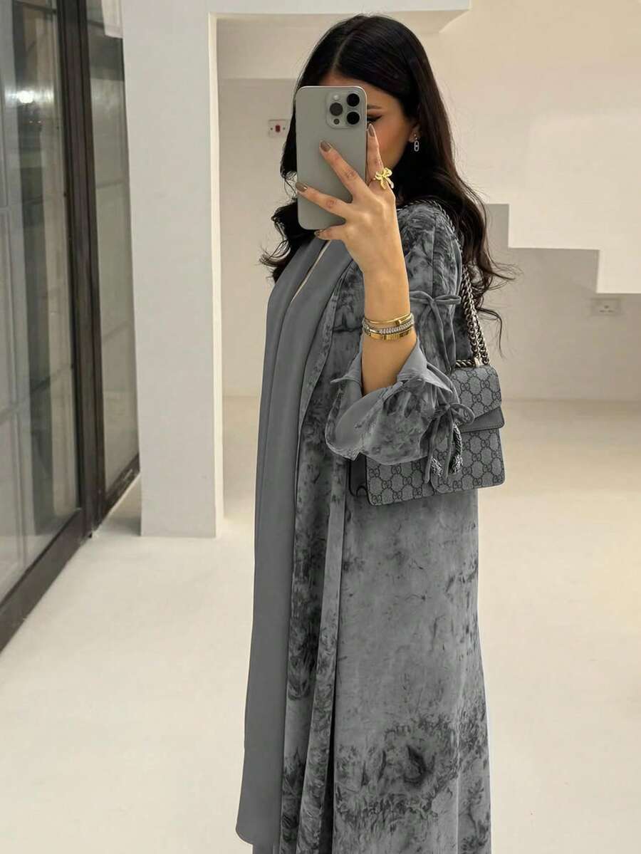 一件优雅的系带腰身休闲开衩袖口蜡染印花长袍，阿拉伯迪拜时尚沙特开襟长袍披肩，适合日常穿着和春季聚会。 - 灰色 - 查看 1