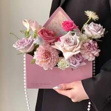 5/10 Hộp hoa kiểu phong bì thanh lịch được trang trí bằng họa tiết thư tình, có thể tái sử dụng, nhẹ và di động - Hoàn hảo cho việc tự cắm hoa, gói quà, bảo quản hoa tươi, bộ quà tặng lãng mạn, hộp đựng đồ cưới và những vật dụng cần thiết cho việc mua sắm đáng nhớ. Cũng tuyệt vời để lưu trữ đồ nướng. Hoàn hảo cho Ngày lễ tình nhân, đám cưới, Ngày của Mẹ/Tốt nghiệp/Ngày Nhà giáo, v.v. - Nhiều màu - Xem 3