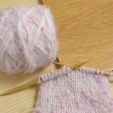 1 件羊毛、羊毛纱、钩针编织、纱线、手工染色羊毛马海毛纱，配有可爱的波尔卡圆点编织针，貂皮纱带有白色斑点针织围巾和外套。 - 彩色 - 查看 41