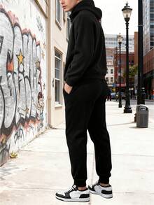 (Autunno/Inverno) Set tuta da uomo, composto da felpa con cappuccio e mezza chiusura lampo, coulisse in vita, pantaloni 3/4 tinta unita. Completo sportivo alla moda, felpa con cappuccio adatta per corsa, allenamento, stile casual boyfriend. Outfit comodo.