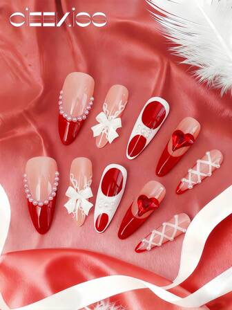 原创设计，手工制作，10片装尖头美甲贴片，纯手工闪亮红色美甲贴片套装。圣诞风格，芭蕾舞风格白色蕾丝缎带图案，亚克力美甲贴片饰有蝴蝶结和珍珠。非常适合女性和女孩重复使用，套装包含果冻胶和指甲锉。用艺术美甲改变你的造型。非常适合小型化妆旅行包。为你的杏仁形指甲增添一丝甜美浪漫。