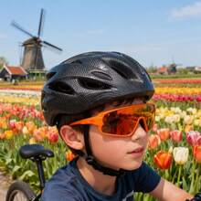 1顶舒适儿童自行车头盔 - 男女通用，超轻耐用，带衬垫和旋钮式调节，非常适合骑行、滑板、滑板车和其他运动，是绝佳的节日礼物。