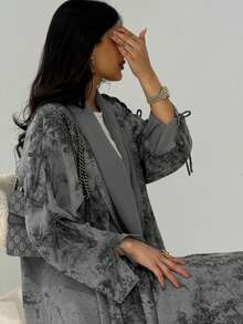 一件优雅的系带腰身休闲开衩袖口蜡染印花长袍，阿拉伯迪拜时尚沙特开襟长袍披肩，适合日常穿着和春季聚会。 - 灰色 - 查看 4