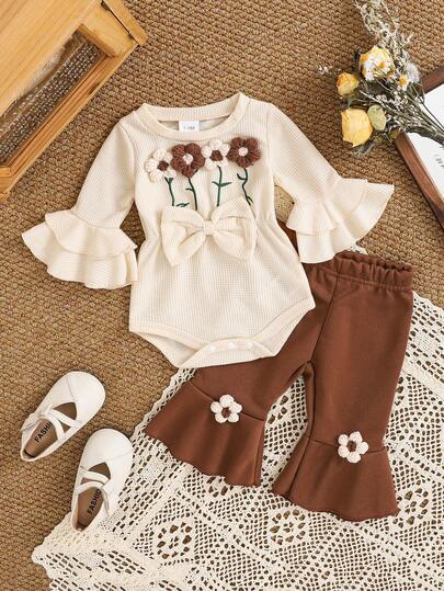 Conjunto de 2 piezas de body de manga larga con cuello redondo y bordado floral con moño + pantalones acampanados marrones para bebé niña