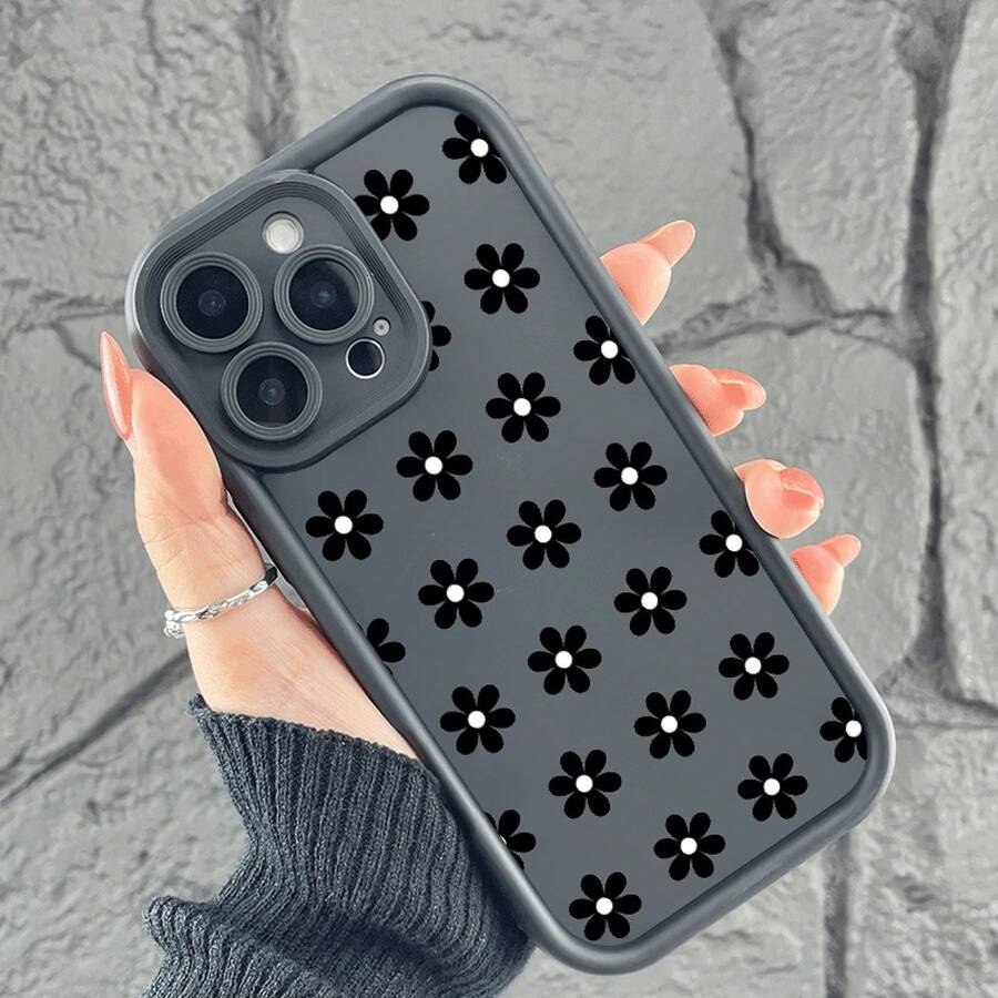 Compatible con los modelos 16, 15, 14, 13, 12 y 20 Pro. Esta funda presenta un diseño estampado con un patrón floral y una escalera con forma de ojo. - Negro - Ver 1