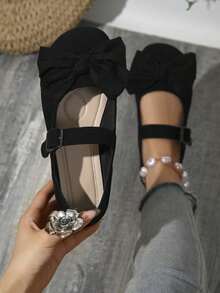 Breezelady American Women Love These Black Mary Jane Flats With Bows. Made Of Soft Suede, They Feature A Sweet Bow And Easy-To-Put-On, Adjustable Buckle Closure. These Flats Are Incredibly Comfortable To Walk In, Perfect For School, Shopping, Or Dates. They're Perfect For Students And New Professionals Looking For A Sweet Look. Wear Them For Everyday Outings And Casual Occasions For A Girly Vibe! - màu đen - Xem 1