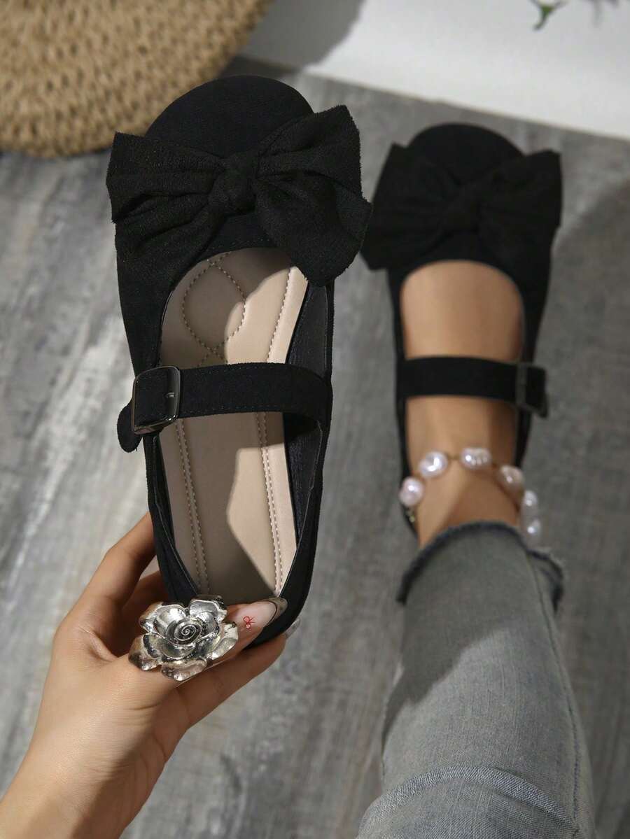 Breezelady American Women Love These Black Mary Jane Flats With Bows. Made Of Soft Suede, They Feature A Sweet Bow And Easy-To-Put-On, Adjustable Buckle Closure. These Flats Are Incredibly Comfortable To Walk In, Perfect For School, Shopping, Or Dates. They're Perfect For Students And New Professionals Looking For A Sweet Look. Wear Them For Everyday Outings And Casual Occasions For A Girly Vibe! - màu đen - Xem 1