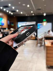Funda para teléfono con diseño del  tomando chocolate caliente. Compatible con teléfonos ,  17,  16 Pro Max,  15 Pro Max,  13 y  12. Fabricada en TPU, ofrece protección contra golpes y caídas. Un regalo ideal para familiares y amigos en invierno y otras ocasiones especiales. - Negro - Ver 4