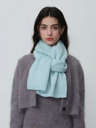 1条纯色条纹女士围巾，多功能休闲保暖围脖，采用聚酯纤维制成，柔软亲肤，适合秋冬季户外活动、旅行和通勤。