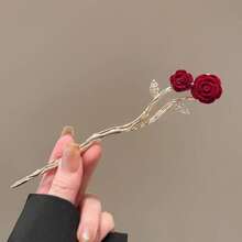 2025新款高端中式红色花朵发夹，汉服发髻配饰，饰以玫瑰花、金属流苏/蝴蝶。核心设计以红色花朵和金属流苏/蝴蝶为特色，融合了装饰性和礼仪性元素。花朵采用树脂材质，搭配金属流苏、珍珠和蝴蝶配饰，色彩鲜艳喜庆，尽显奢华精致。可用于发髻固定、发型设计、发夹、头饰、女士发饰，适合夏季、假日和旅行佩戴。 - 多色B - 查看 14
