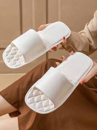 1 件简约轻便酒店折叠拖鞋，鞋垫采用几何按摩设计，舒适防滑防臭，适合居家、卧室、淋浴、旅行、通勤、宿舍等场合。非常适合双十一、返校季、毕业季！