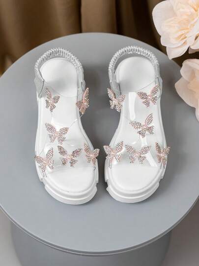 一双儿童时尚水钻蝴蝶厚底凉鞋 - 银白色，配有弹性踝带，可爱、舒适又优雅。非常适合日常穿着、上学、公园玩耍和夏季郊游，并且可以轻松搭配各种服装。