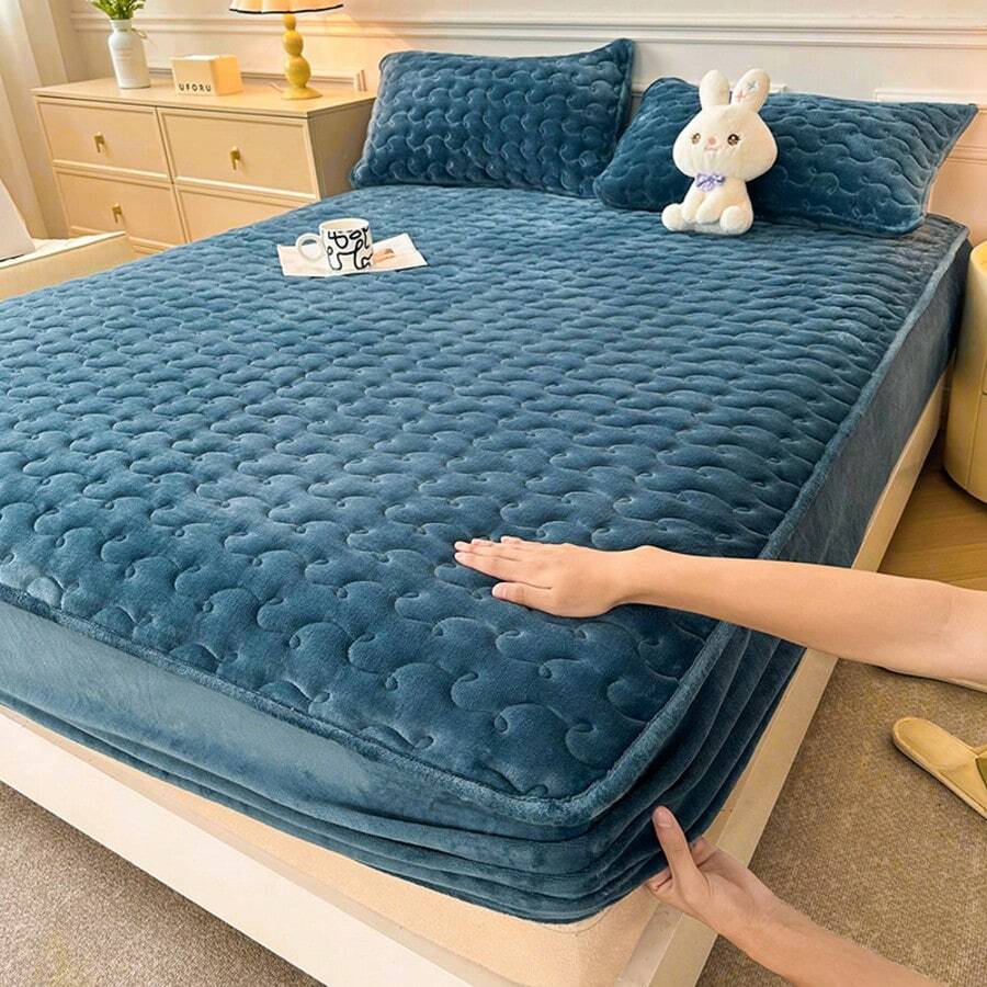 1pc Solid High-End Navy Blue Thick Velvet Fitted Sheet (Pillow Case Not Included), Simple And Cozy Bedding, Full Wrap-Around 3D Quilted Wave Pattern, Warm And Skin-Friendly, Durable, Dust And Moisture Resistant, Suitable For Autumn/Winter Or As Bedroom Decor, Perfect Gift For Parents, Friends In New Year, Christmas, Cold Weather - Noble Blue - View 1