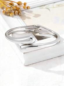 1 chiếc vòng tay thời trang hình giọt nước đôi đối xứng nhiều màu sắc. Phong cách tinh tế, ngọt ngào và thanh lịch, với thiết kế đơn giản và cổ điển. Phong cách Âu Mỹ, thể hiện chất lượng cao cấp. Hoàn toàn phù hợp để đeo hàng ngày, đi làm, họp hành, dự tiệc, hẹn hò lãng mạn, chụp ảnh, đàm phán kinh doanh hoặc bất kỳ dịp trang trọng nào khác. - Bạch kim - Xem 2