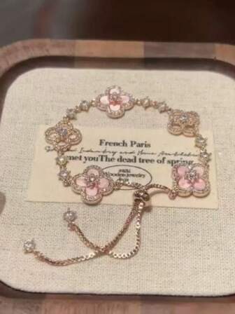 1件优雅精致的花朵手链，奢华时尚