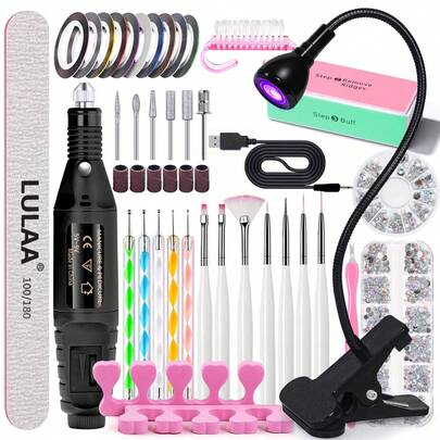 Bộ dụng cụ làm móng 22 món: Đèn làm móng, Máy khoan móng, Bút vẽ móng, Dụng cụ chấm bi, Đồ trang trí móng, Dụng cụ tách ngón tay, Dụng cụ đẩy biểu bì, Dũa móng, Miếng dán móng tay màu vàng/bạc, Cọ vẽ móng