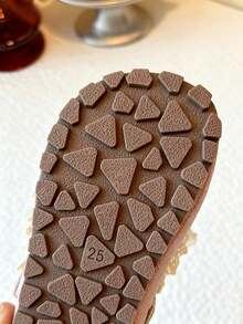 Giày bé gái dáng rộng bán chạy nhất năm 2025, giá ưu đãi có hạn, quà tặng hoàn hảo cho kỳ nghỉ lễ (Giáng sinh/Năm mới), giày bệt công chúa kiểu Hàn Quốc INS dễ thương, phù hợp cho bé gái 3-12 tuổi, chất liệu cao cấp, trang trí ren và ngọc trai giả, thiết kế thoải mái, đế mềm chống trượt, bé yêu thích, mẹ lựa chọn thông minh, phù hợp cho cả trong nhà và ngoài trời. #Giày trẻ em dáng rộng #Quà tặng lễ hội cho bé gái #Giày bé gái giá ưu đãi có hạn #Giày dễ thương chống trượt - Hồng - Xem 6