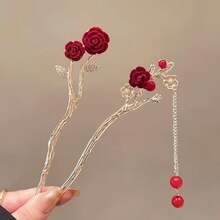 2025新款高端中式红色花朵发夹，汉服发髻配饰，饰以玫瑰花、金属流苏/蝴蝶。核心设计以红色花朵和金属流苏/蝴蝶为特色，融合了装饰性和礼仪性元素。花朵采用树脂材质，搭配金属流苏、珍珠和蝴蝶配饰，色彩鲜艳喜庆，尽显奢华精致。可用于发髻固定、发型设计、发夹、头饰、女士发饰，适合夏季、假日和旅行佩戴。 - 多色B - 查看 5