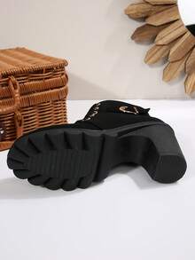 Botas de cano curto femininas para o outono/inverno, com cadarço, fivela de metal e salto grosso, estilo britânico moderno, versáteis, antiderrapantes e quentinhas. - Preto - Ver 9