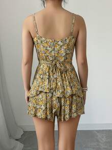 Vestido corto de mujer, estilo vintage, amarillo con estampado floral, sin mangas, espalda descubierta, escote halter cruzado, corte en A y bajo acampanado. - Amarillo Mostaza - Ver 2