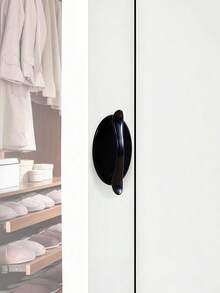 Dispozitiv versatil pentru ridicarea capacului de toaletă - adaugă stil și funcționalitate ușilor, ferestrelor, dulapurilor și frigiderului. Glisează ușor, nu mai lasă amprente pe ferestre, potrivit pentru ferestre, uși, sertare și alte piese de mobilier. Ajutor prin împingere și tragere, design pentru ferestre, ușa glisantă fără mâner, este și o decorațiune interioară excelentă pentru casa ta. Ușor de instalat, nu necesită lipici pentru acest produs. Atracție magnetică puternică. (Livrare aleatorie a stilurilor)