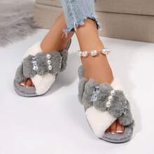 Pantufas femininas confortáveis de pelúcia para outono/inverno, com cores contrastantes, design cruzado e decoração com pérolas e strass. - Cinza claro - Ver 1
