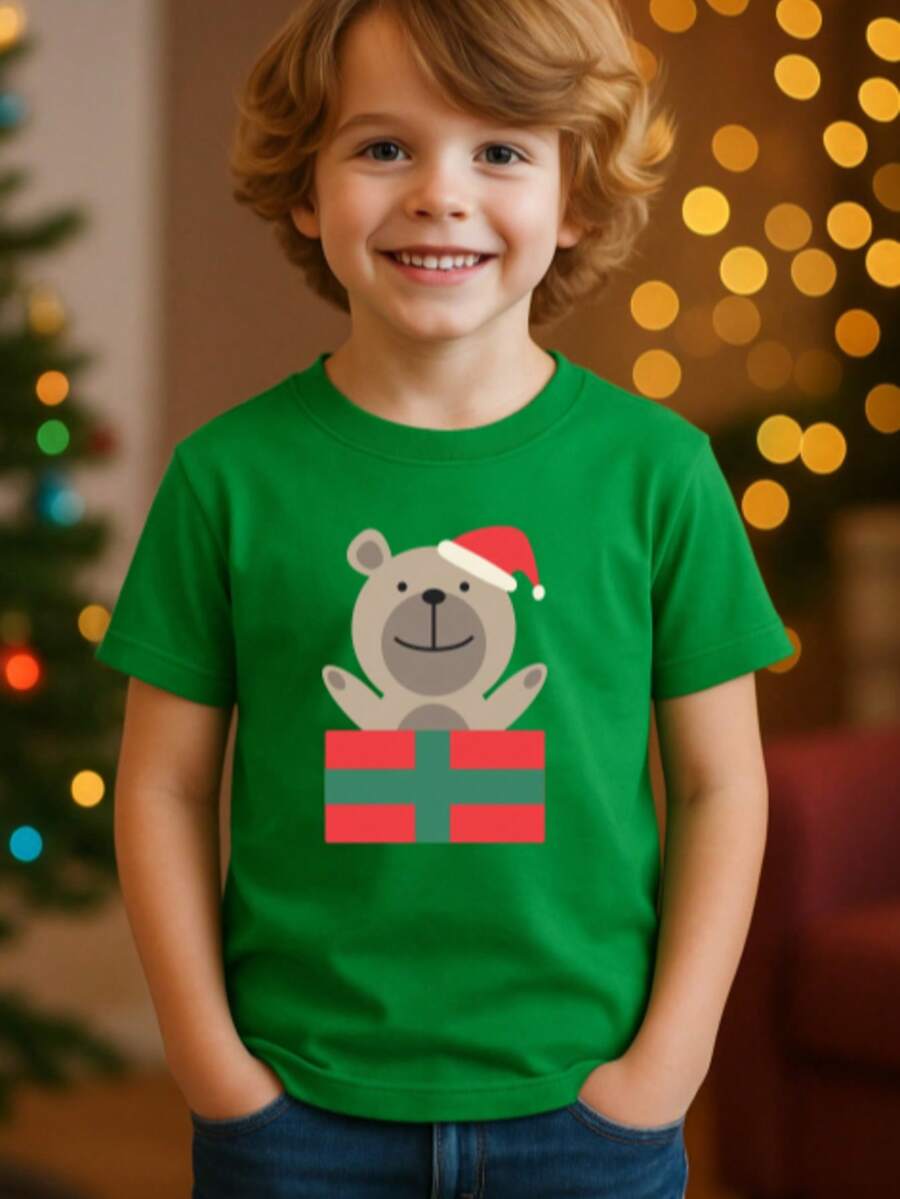 Playera Navideña para niños OSO EN REGALO, de manga corta, suave con estampado estilo cute. Sensación tipo algodón, textura suave, fresca y cómoda. - Verde - Ver 1