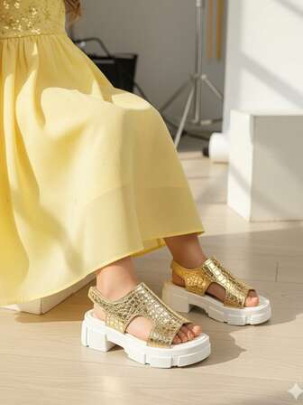 1 Paio di nuovi sandali romani alla moda e spessi per ragazze, con goffratura antiscivolo, realizzati in materiale PU con texture di pietra, scarpe da principessa con chiusura a strappo, piattaforma impermeabile e suole spesse, leggeri e confortevoli, adatti per ragazze di età compresa tra 2 e 15 anni per uso quotidiano, estate, vacanze, viaggi, spiaggia