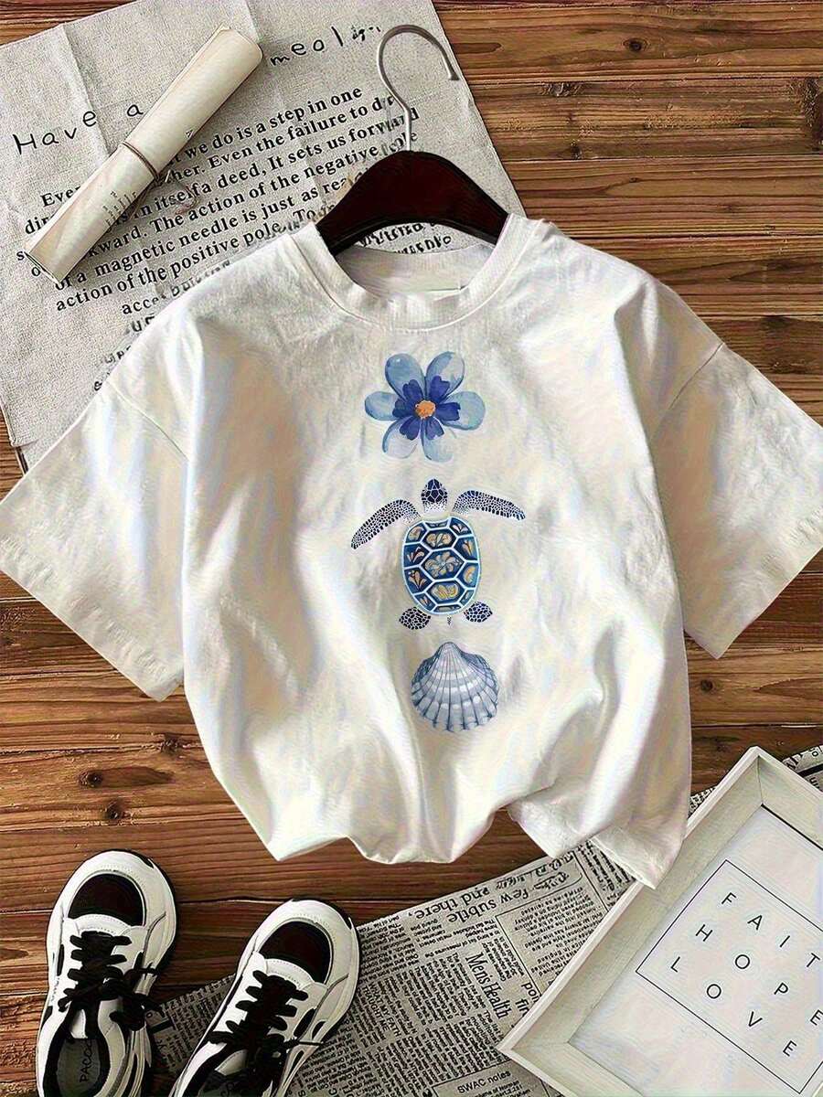Camiseta de Mujer Pintada a Mano con Estampado de Tortuga y Concha - Diseño Floral Azul y Vida Marina, Transpirable, Corte Relajado, Cuello Redondo, Manga Corta, Ropa de Playa Casual para Todas las Estaciones, Top Suave para el Día a Día, Estilo Tropical de Inspiración Vintage (Sin Relleno en el Pecho ni Cinturilla)