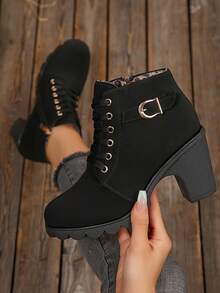 Botas de cano curto femininas para o outono/inverno, com cadarço, fivela de metal e salto grosso, estilo britânico moderno, versáteis, antiderrapantes e quentinhas. - Preto - Ver 2