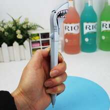 1支鲨鱼K-Pop主题可伸缩黑色圆珠笔 - 趣味十足，神秘办公用品，卡通可爱文具鲨鱼造型圆珠笔，学生书写流畅，办公用品文具，抽象恶作剧流畅圆珠笔，可边吃薯片边做趣味减压签名笔，黑色美人 - 彩色 - 查看 4