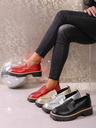 Modne damskie czółenka na grubym obcasie z okrągłym noskiem i zdobione łańcuszkiem, uniwersalne, idealne na festiwale muzyczne wiosną i latem, kolor czarny