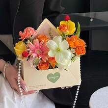 5/10 Hộp hoa kiểu phong bì thanh lịch được trang trí bằng họa tiết thư tình, có thể tái sử dụng, nhẹ và di động - Hoàn hảo cho việc tự cắm hoa, gói quà, bảo quản hoa tươi, bộ quà tặng lãng mạn, hộp đựng đồ cưới và những vật dụng cần thiết cho việc mua sắm đáng nhớ. Cũng tuyệt vời để lưu trữ đồ nướng. Hoàn hảo cho Ngày lễ tình nhân, đám cưới, Ngày của Mẹ/Tốt nghiệp/Ngày Nhà giáo, v.v. - Nhiều màu - Xem 5