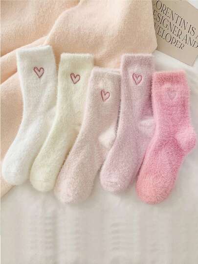 3双随机颜色女童柔软可爱粉色爱心刺绣毛绒袜 - 加厚绒面冬季保暖，柔软涤纶混纺面料，适合8-16岁女孩舒适居家穿着
