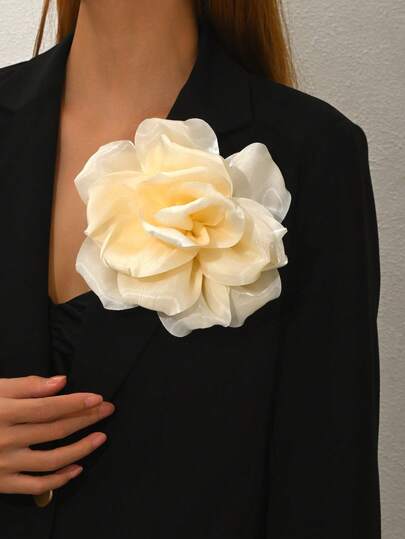 1 Stück modische, handgefertigte 3D Satinblumen Brosche, übertriebenes einzigartiges Design Knopflochblume, geeignet für den täglichen Damenoutfit, Bankette, Partys und jeden Anlass, auch ein ideales Geschenk