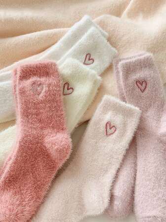 3双装女童加厚仿羊绒刺绣爱心中筒袜，颜色随机，适合8-16岁儿童 - 可爱爱心设计，适合秋冬季节，保暖加厚