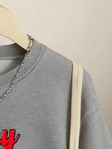 Sudadera de mujer con estampado de cerezas negras, hombros caídos, manga larga y cuello redondo. Overzice para mayor comodidad. - Gris - Ver 3