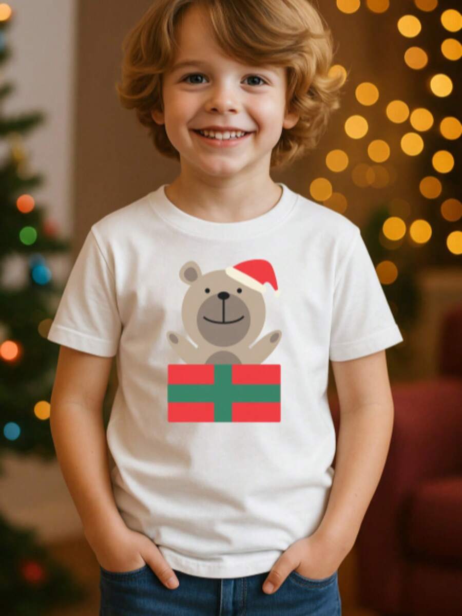 Playera Navideña para niños OSO EN REGALO, de manga corta, suave con estampado estilo cute. Sensación tipo algodón, textura suave, fresca y cómoda. - Blanco - Ver 1