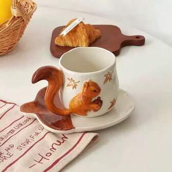 1 set söt ekorre i keramik med kopp och fat, lönnlövs- eller jordgubbsmönster, 350 ml (11,83 oz) djurtema flickmugg, gör-det-själv asymmetrisk konstnärlig design, lämplig för frukost, mjölk och eftermiddagste, festkopp och fat, julklapp