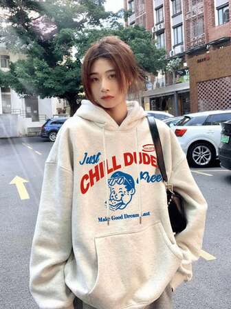 女士休闲宽松圆领抓绒卫衣，卡通字母印花，适合秋冬季穿着。