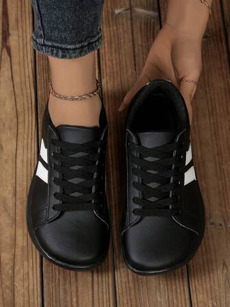 男女通用加大码极简主义运动鞋，皮革鞋面，侧边条纹装饰，系带赤足鞋，适合运动和休闲穿着