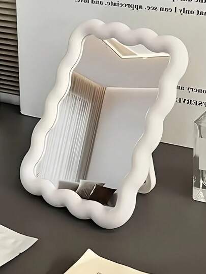 מראת איפור חמודה אחת, עיצוב גלי בצבע קרם, ניתנת להרכבה על שולחן או קיר, מראת איפור ניידת לנסיעות, מתאימה לחדר מעונות, שידת איפור, משרד, איפור, במחיר סביר, עיצוב חדר, שידת איפור, נסיעות, חדר שינה, אביזר איפור, מראה, מראת איפור, מראה מיני, מראה קומפקטית, מראה קטנה, מראה ידנית, מראת איפור שולחנית, מתנה לחג וליום האהבה