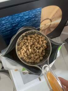 Cucharón de comida para mascotas multifuncional con diseño transparente, lo que le permite verificar la cantidad de comida y si se ha echado a perder. Cuenta con un diseño fácil de limpiar y enjuagar, y viene con una opción de colgar para un almacenamiento conveniente. El mango se puede convertir en un clip de sellado de uso regular.