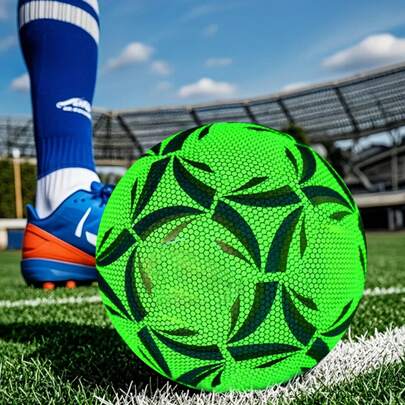 亮丽双色绿色5号足球，适合各种场地训练，采用PU皮革材质，全天候防滑，适用于成人运动员训练，经久耐用，室内外均可使用，弹性好，保气性佳。