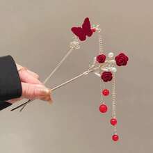 2025新款高端中式红色花朵发夹，汉服发髻配饰，饰以玫瑰花、金属流苏/蝴蝶。核心设计以红色花朵和金属流苏/蝴蝶为特色，融合了装饰性和礼仪性元素。花朵采用树脂材质，搭配金属流苏、珍珠和蝴蝶配饰，色彩鲜艳喜庆，尽显奢华精致。可用于发髻固定、发型设计、发夹、头饰、女士发饰，适合夏季、假日和旅行佩戴。 - 多色B - 查看 4